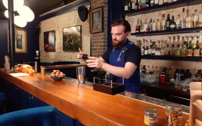Cocktail à la Noix au bar Little Red Door Paris